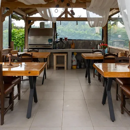 Yesil Dues Bed & Breakfast Nize